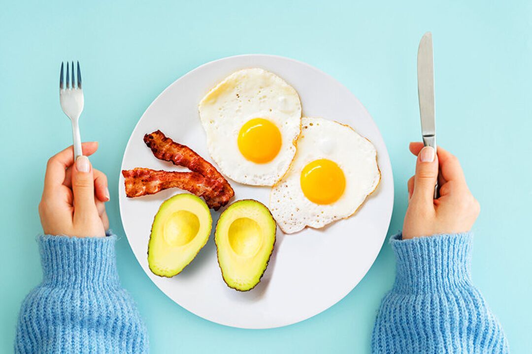 De perfekte Frühstück op der Keto Diätmenü - Eeër mat Speck an Avocado